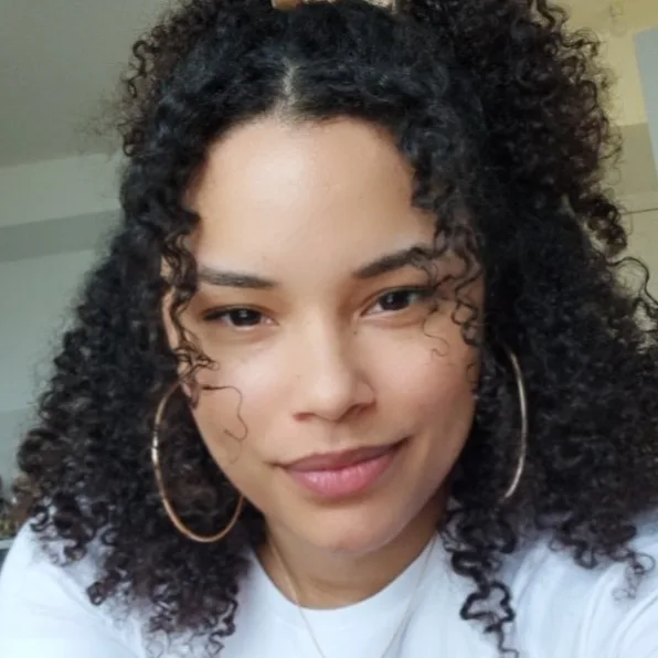Portrait de Maeva, Coiffeuse diplômée · Experte capillaire